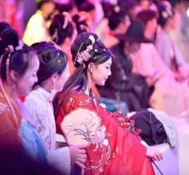 梅州汉服模特兼职(想做汉服模特去哪里找)