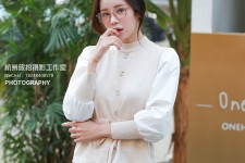 梅州兼职模特被摄影师亲(兼职模特被摄影师亲了)